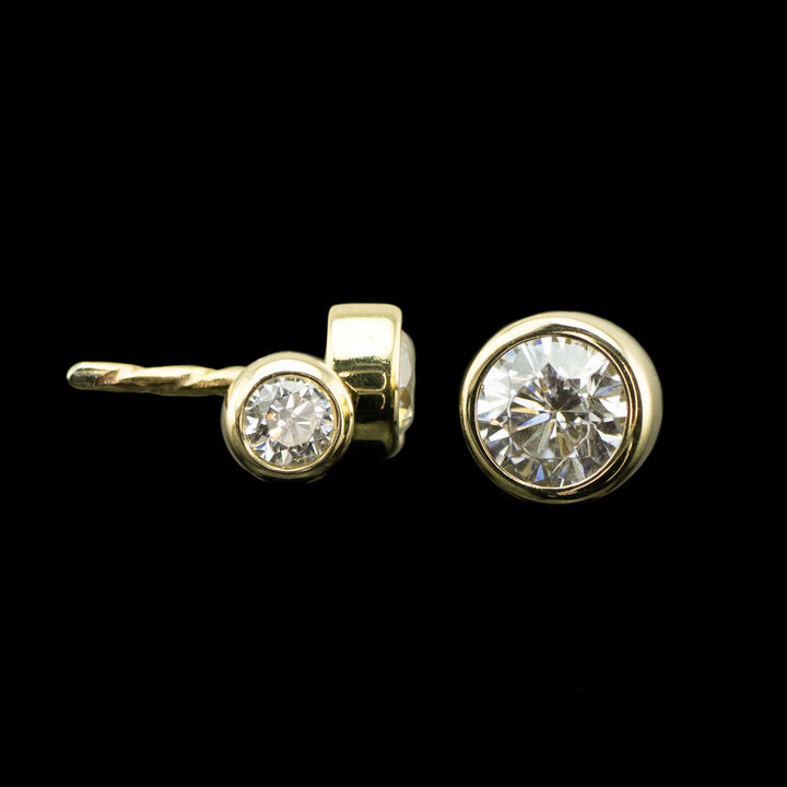 3 varying sizes of cubic zirconia set in a yellow gold bezel. 